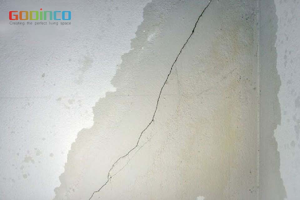 Tường bị nứt nẻ là một trong những nguyên nhân gây nên hiện tượng thấm dột của nhà ở